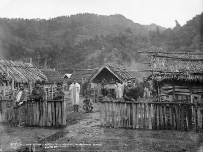 Dorpsscène, Koriniti Wanganui Rivier door Alfred Burton